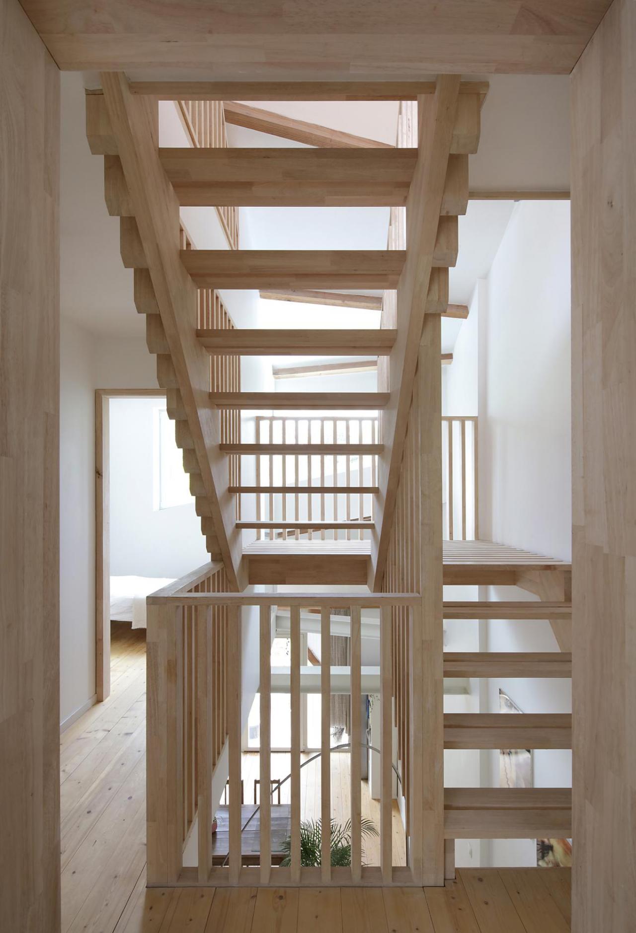Ook via de trap kan het daglicht de woning binnendringen.