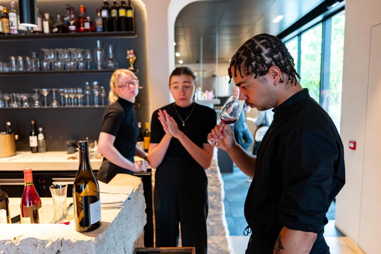 Front of house Elise, assistent-sommelier Lies en stagiair Elias.