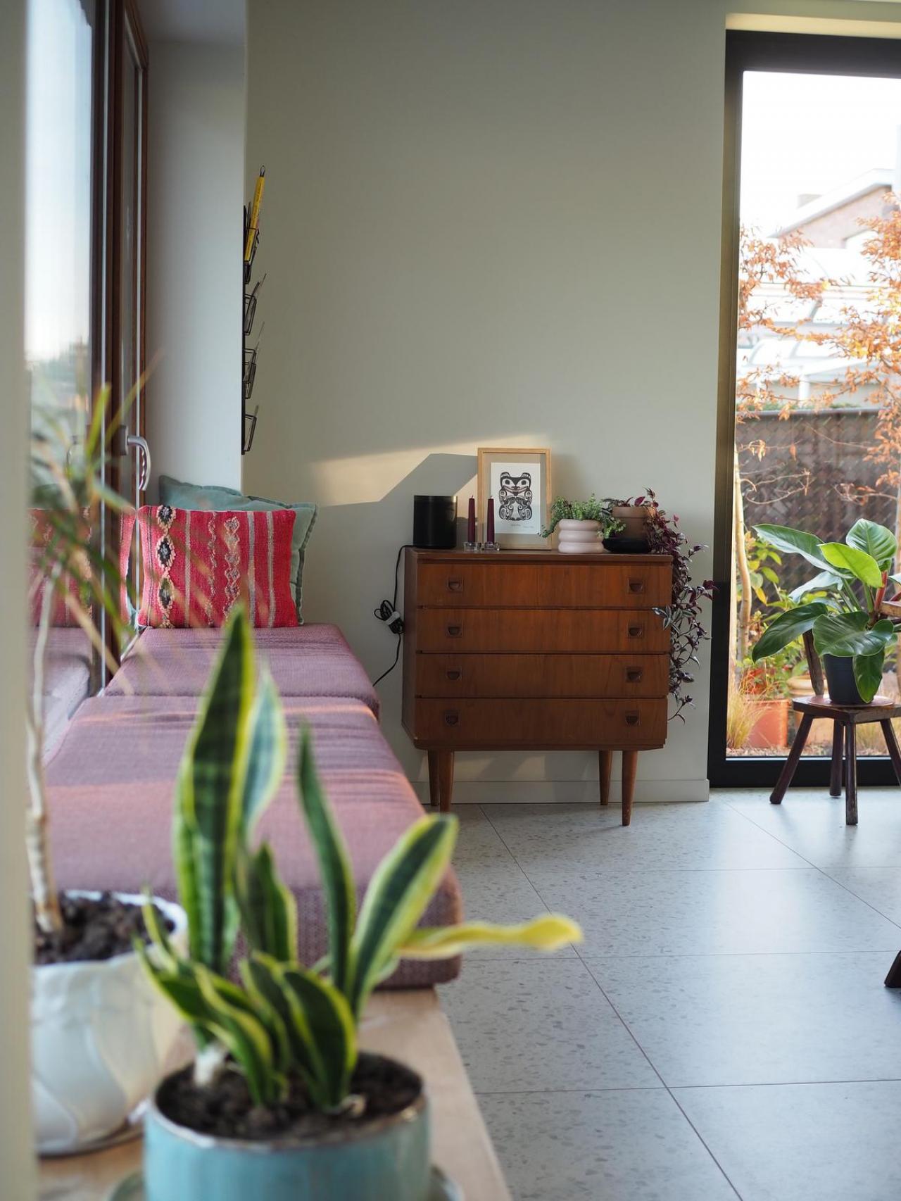 Het interieur omvat een mix van tweedehands en nieuwe spullen.