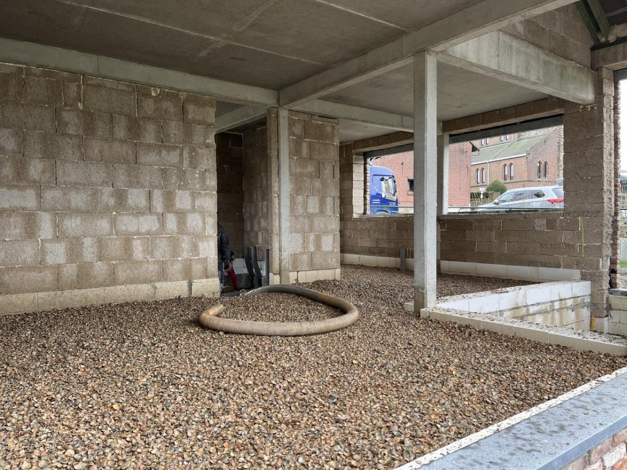 De betonnen draagvloer wordt vervangen door een schelpenlaag.