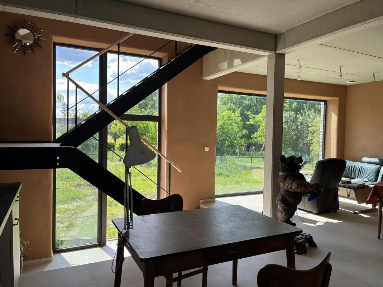 De trap is prominent aanwezig in het interieur.