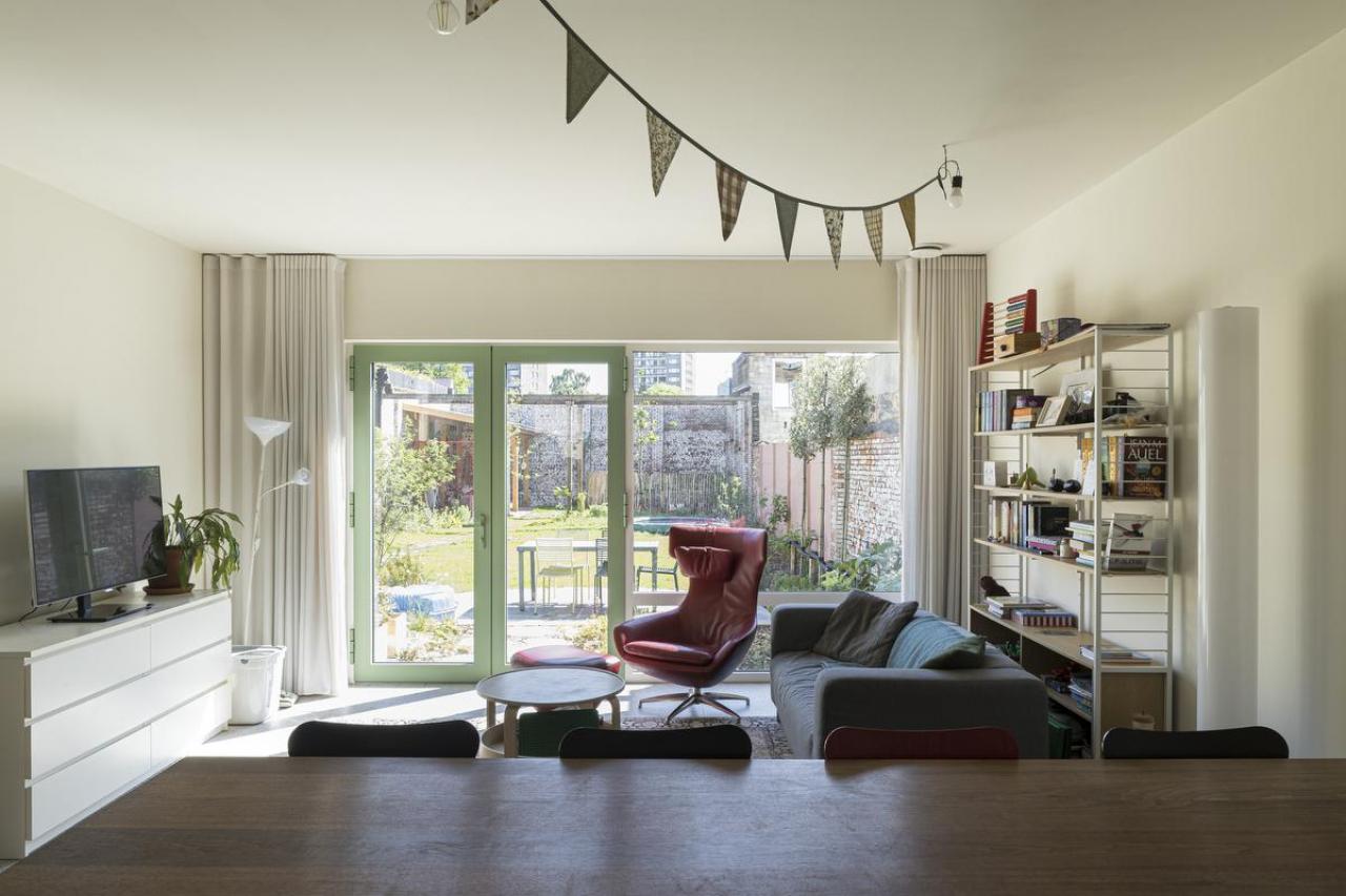 Vanuit de leefruimte is er een sterke verbinding met de ecologische tuin.