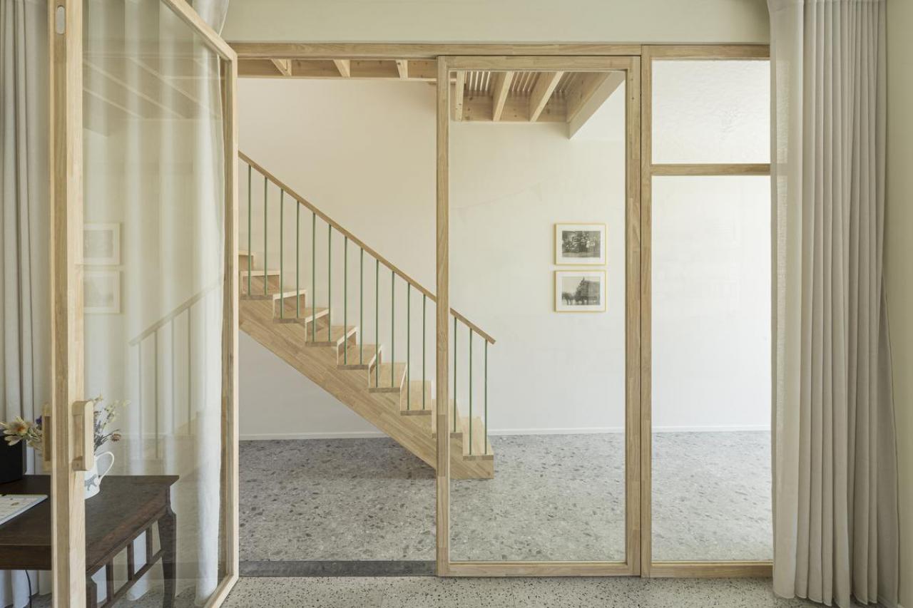 Er is een ‘oversized’ binnenstraat met trappenhuis gecreëerd.