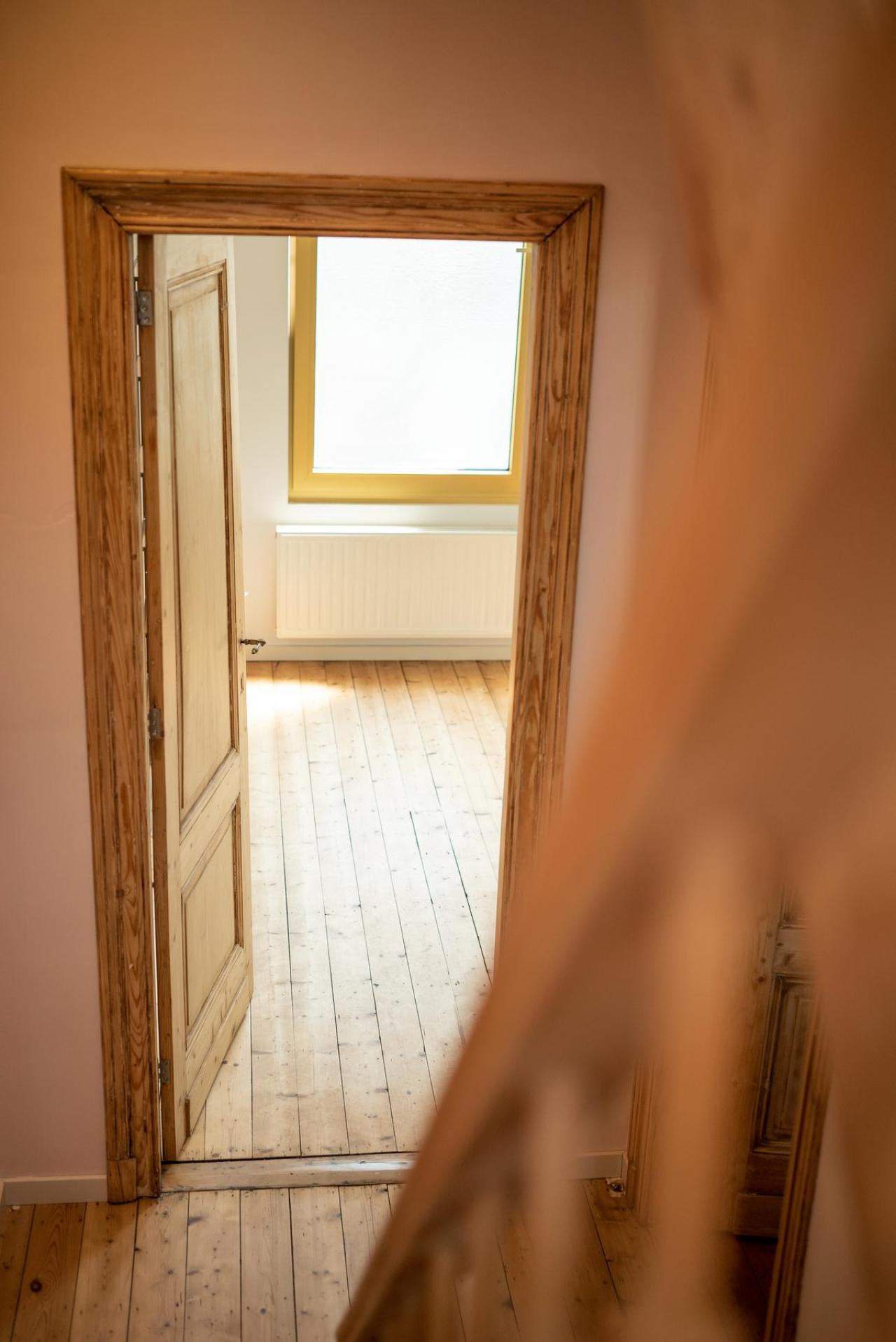 Voor bijna alle ruimtes werd gekozen voor een grenen plankenvloer.