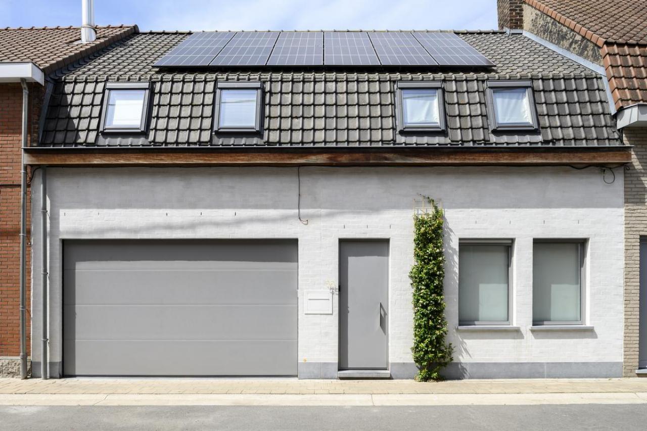Achter de gevel schuilt een verrassend lichtrijke woning.