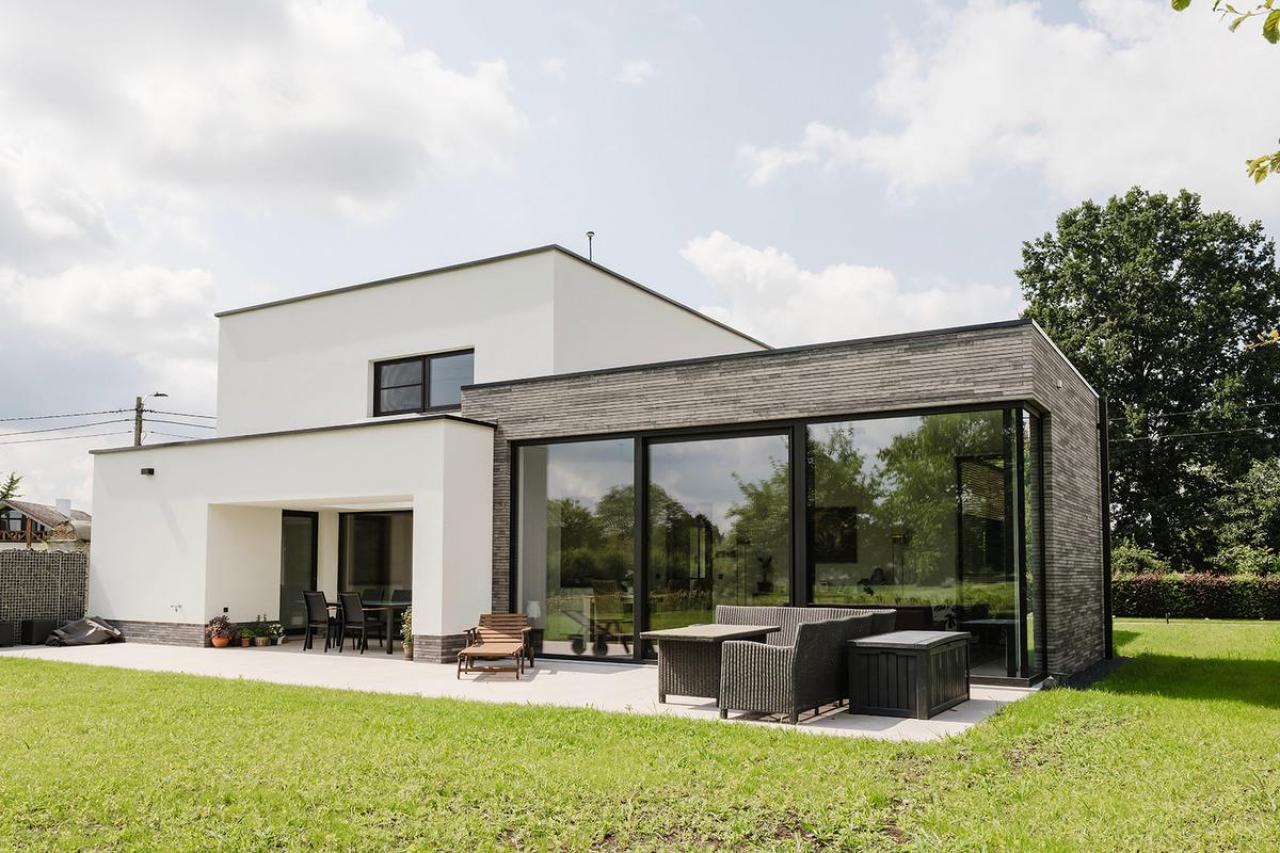 De keuken kreeg een overdekt terras.