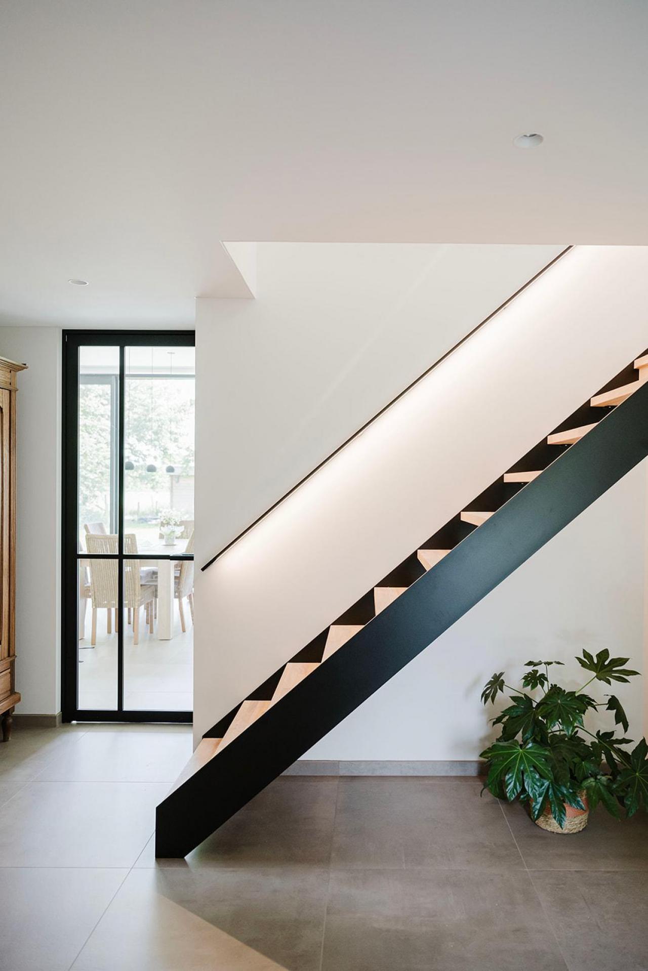 Op diverse manieren wordt licht binnengetrokken in de woning.