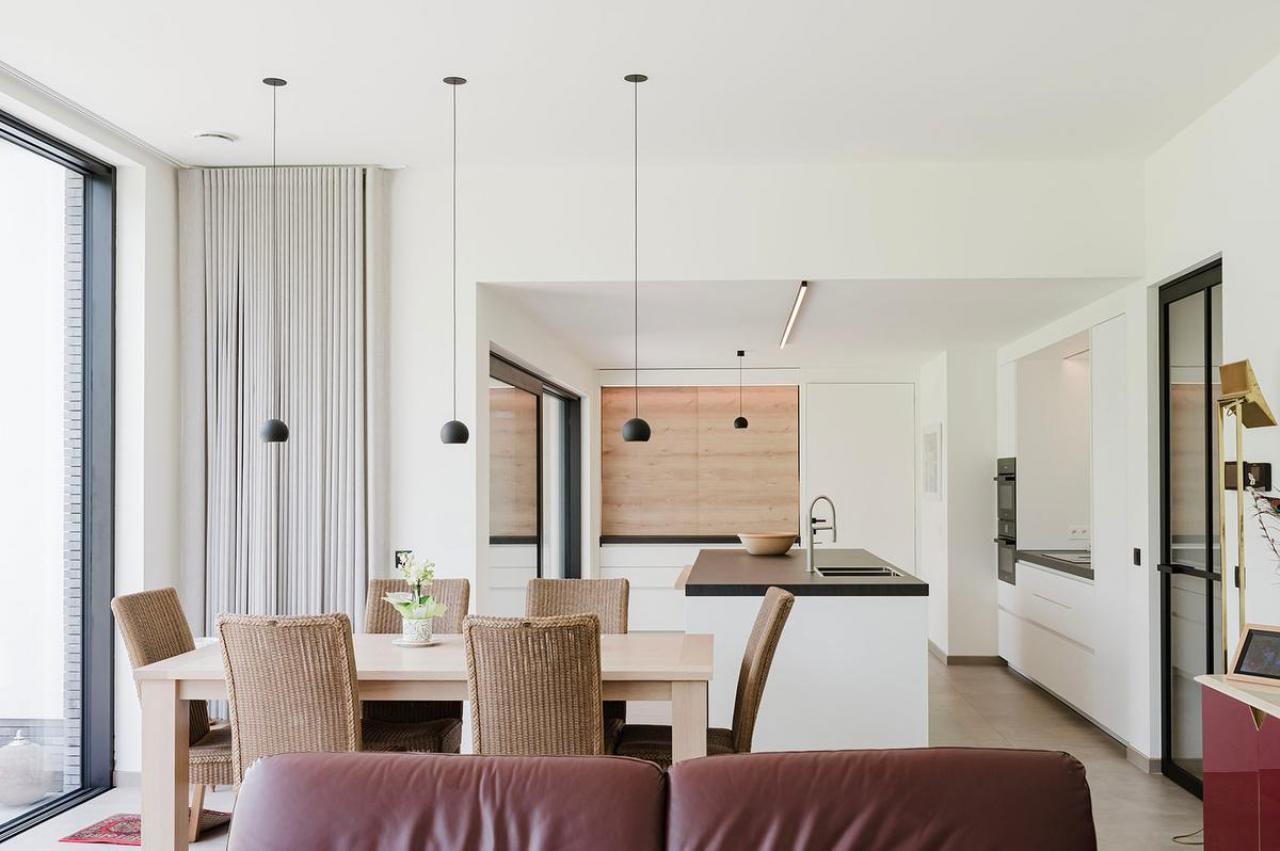 De hoge ramen zorgen voor veel licht in huis.