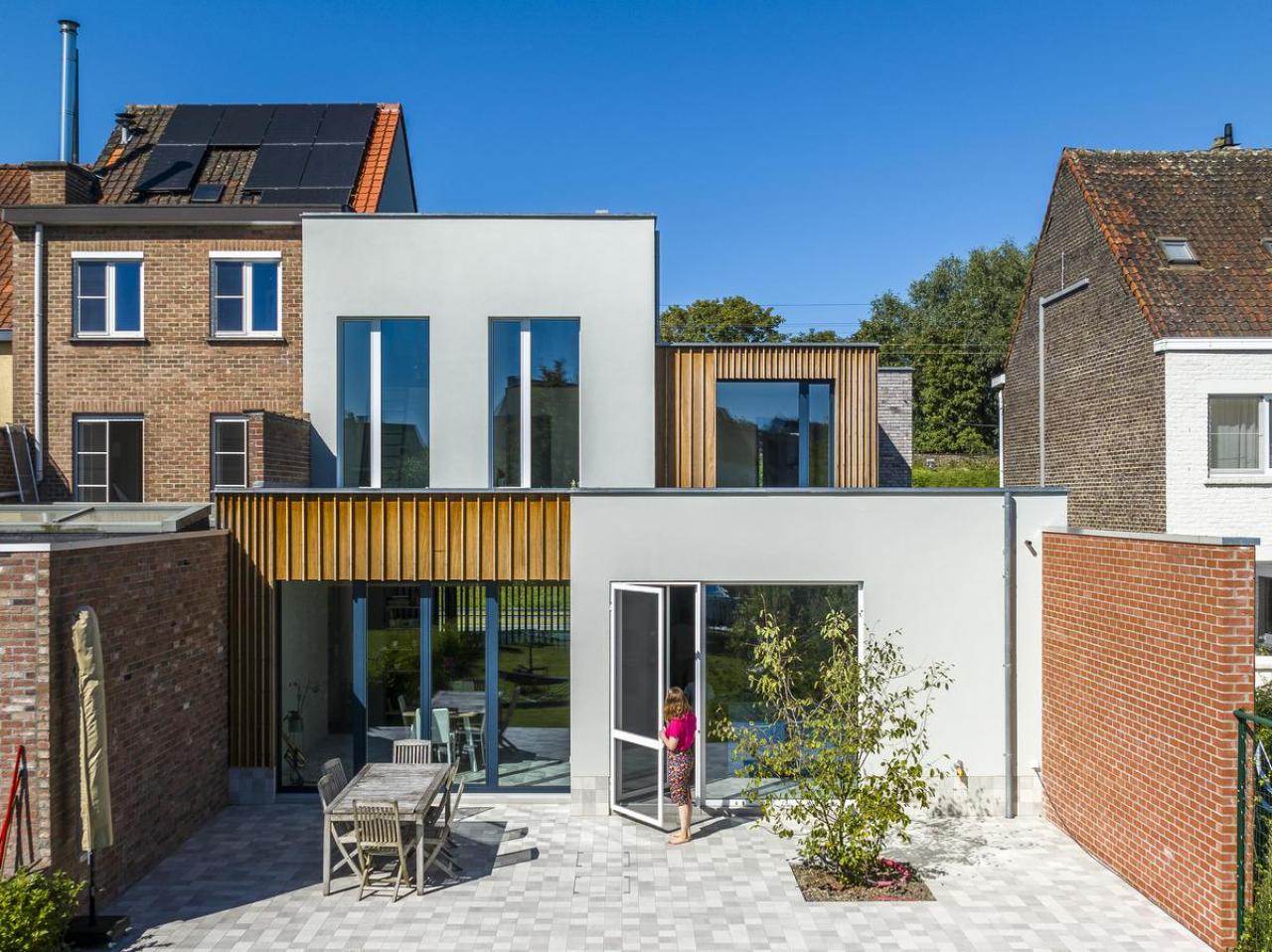 Door een verschil in gevelbekleding worden de verschillende volumes geaccentueerd.
