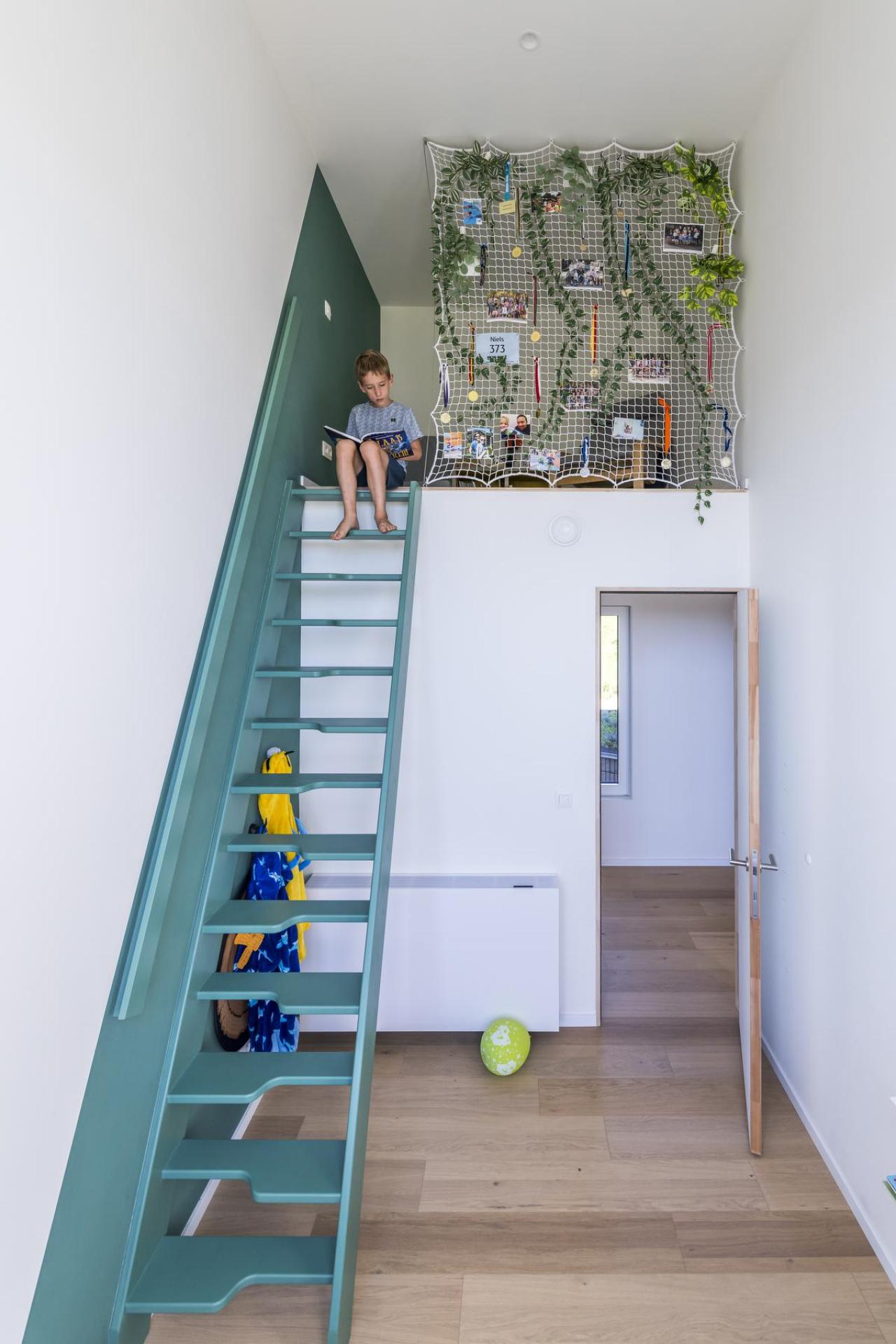 De kinderkamers hebben elk een mezzanine.