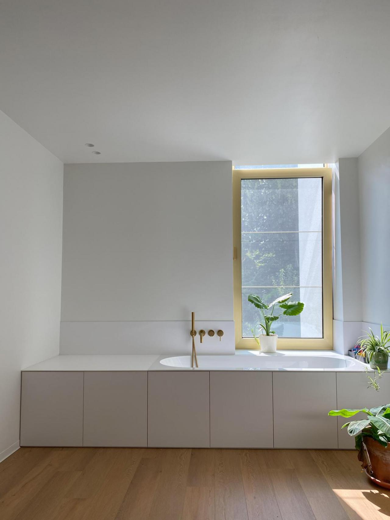 Er werd een nieuwe, ruime badkamer ingericht.