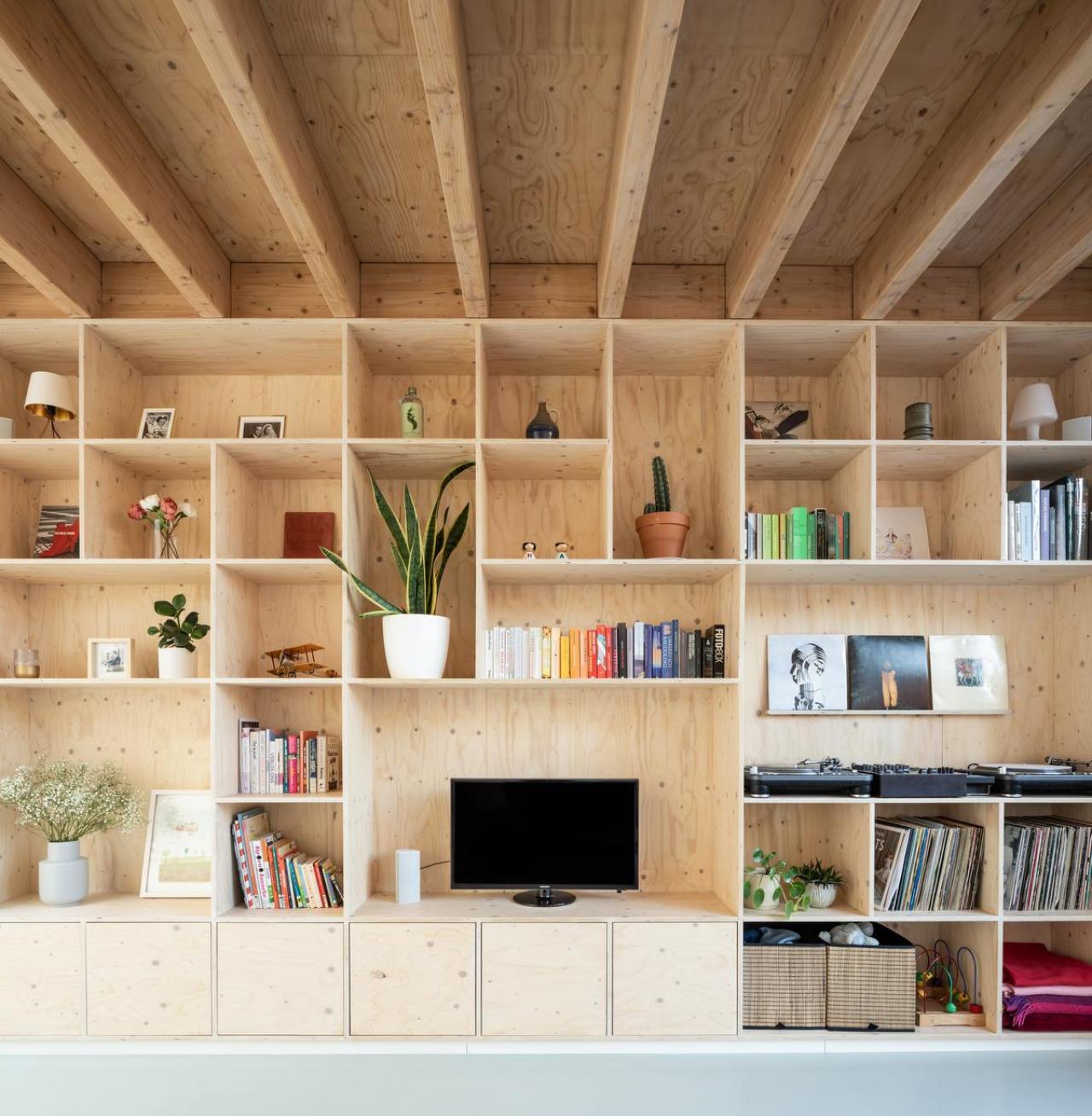 Uitgestrekte houten balken en een wandkabinet markeren de zithoek.