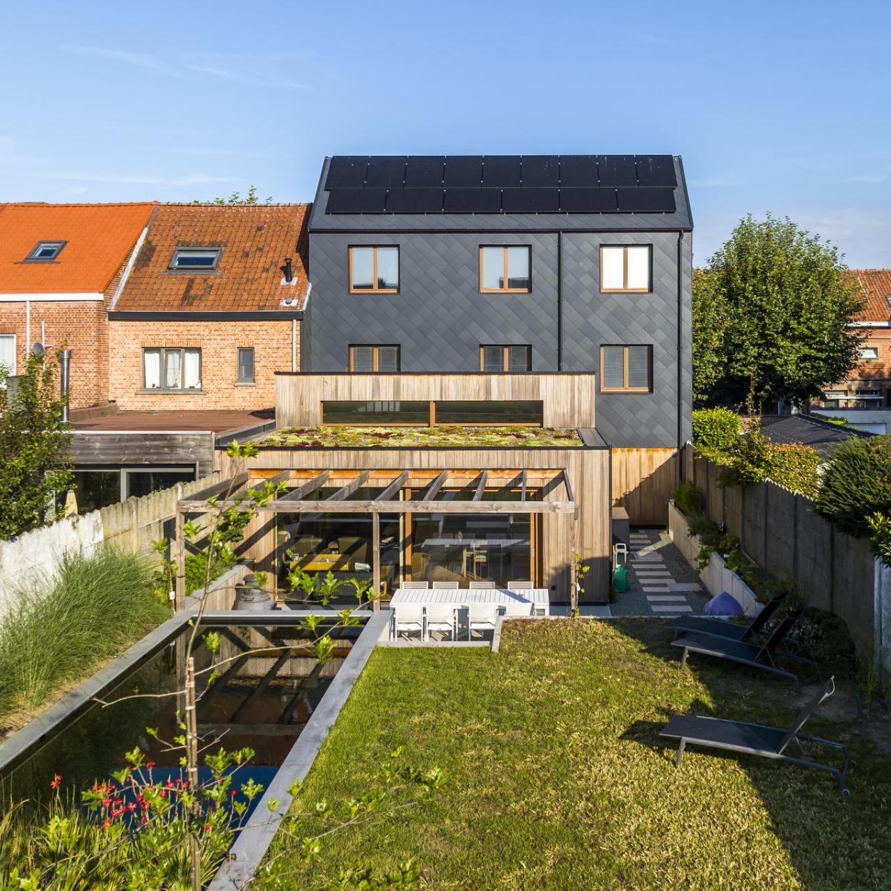 Grote schuiframen zorgen achteraan voor een connectie met de tuin.