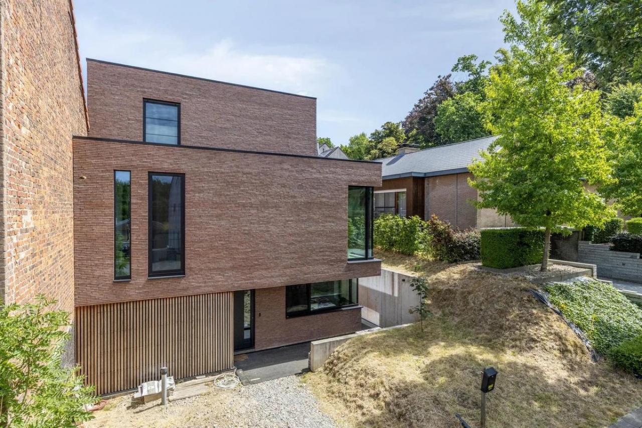 De woning is trapsgewijs opgebouwd.