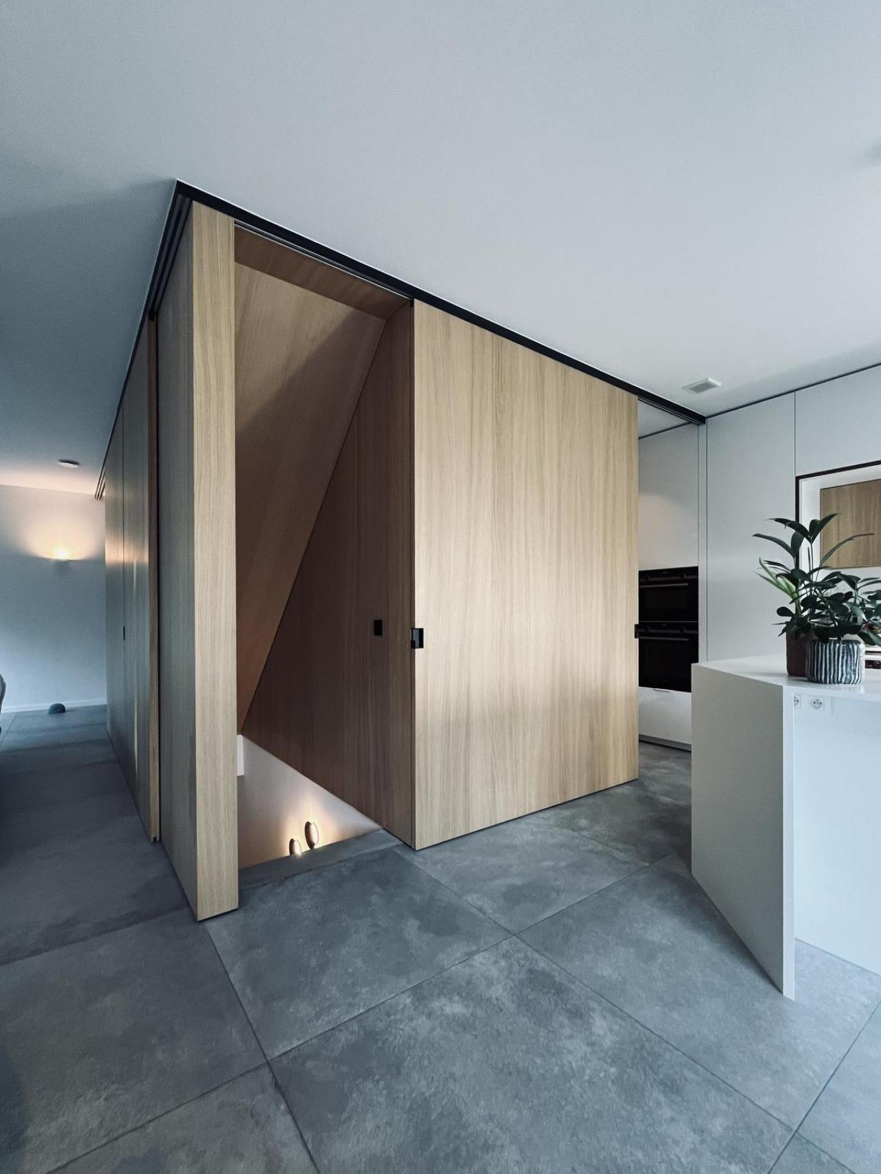 De betonnen vloeren in combinatie met de houten kern creëren een ingetogen sfeer.