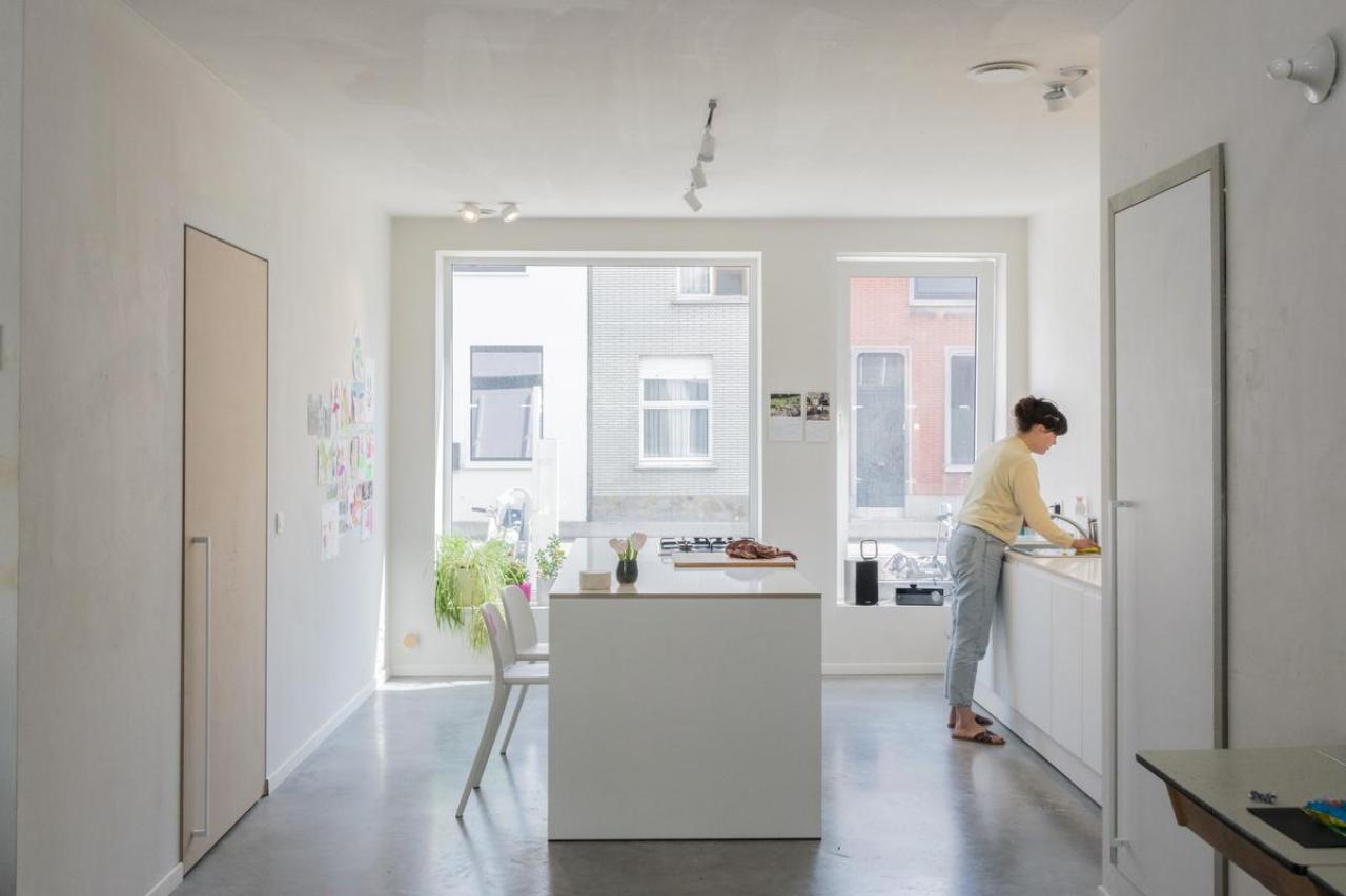 De keuken is bewust aan de straatkant gesitueerd.