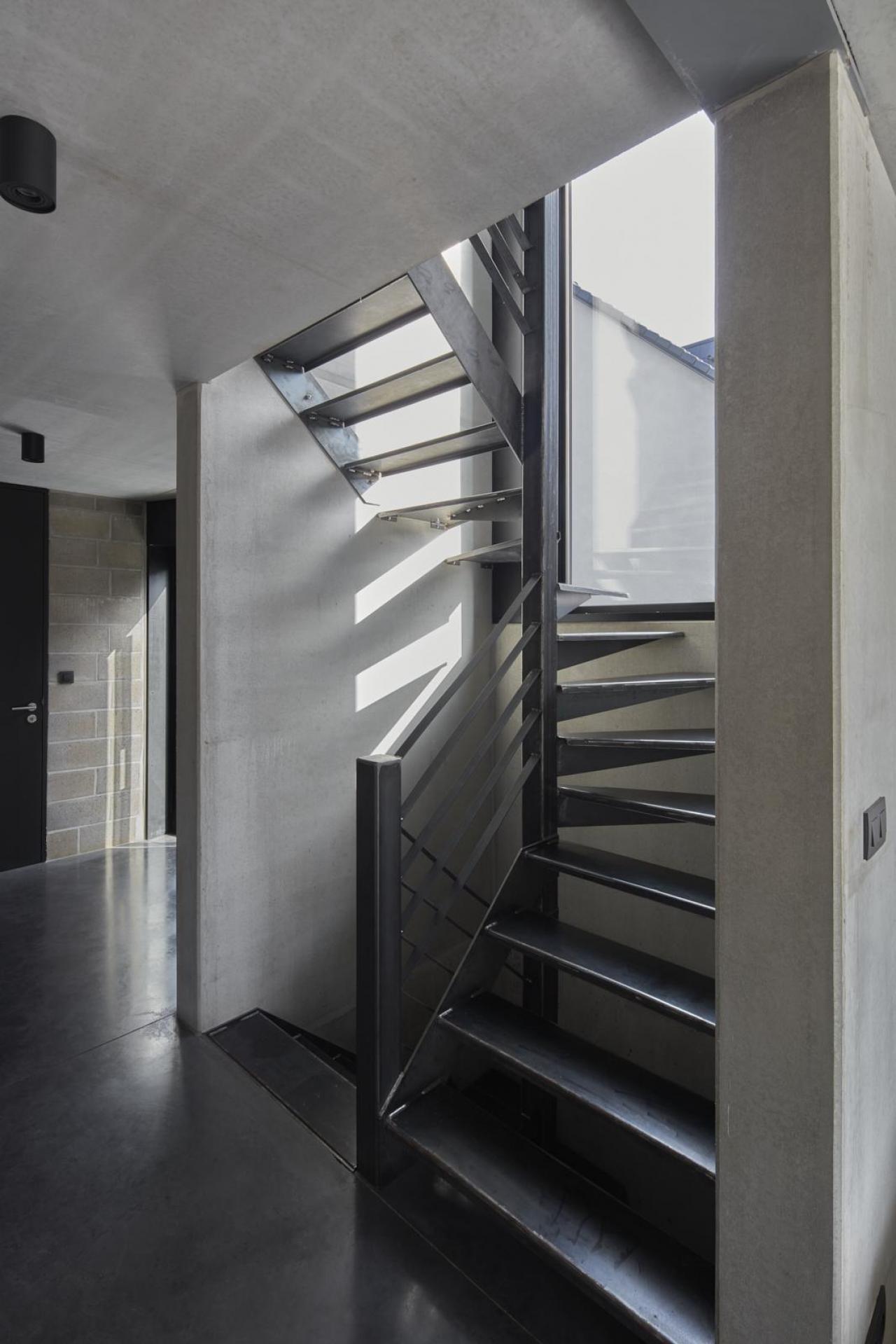 De trap vormt de ruggengraat van de woning.