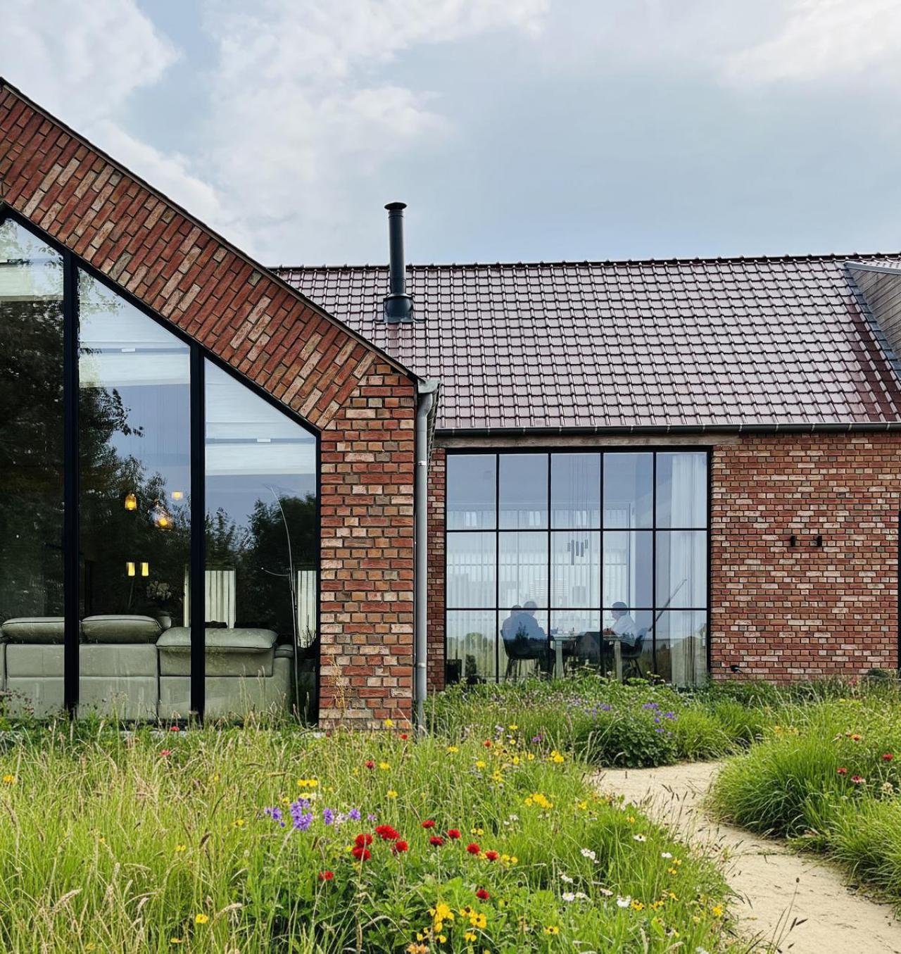 Grote glaspartijen zorgen voor veel lichtinval.