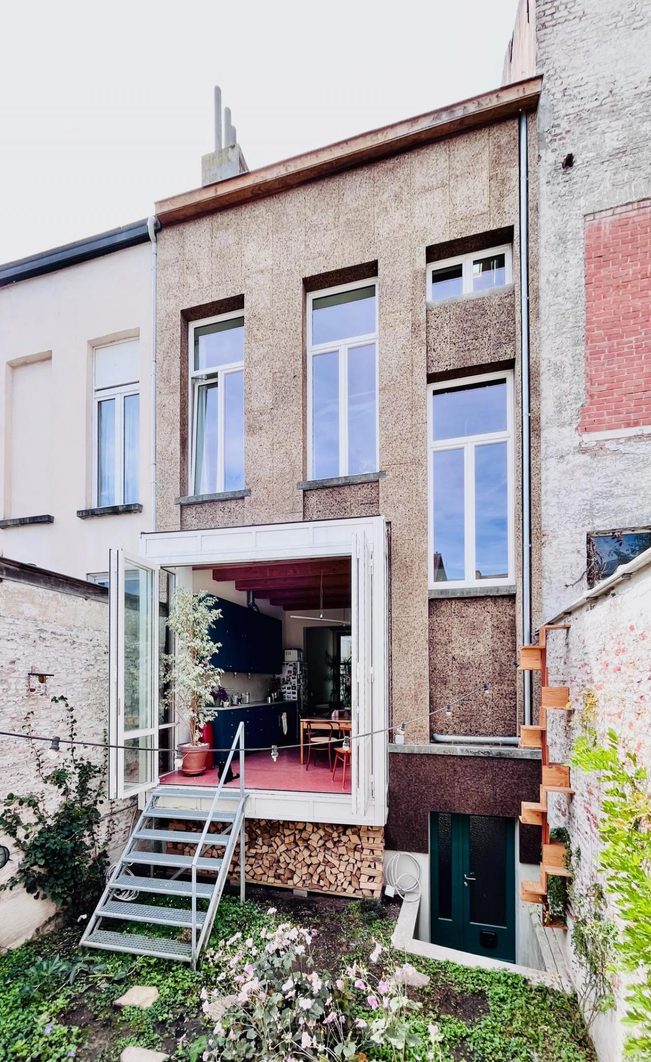 De nieuwe erker en de oude gevel verbinden heden en verleden.