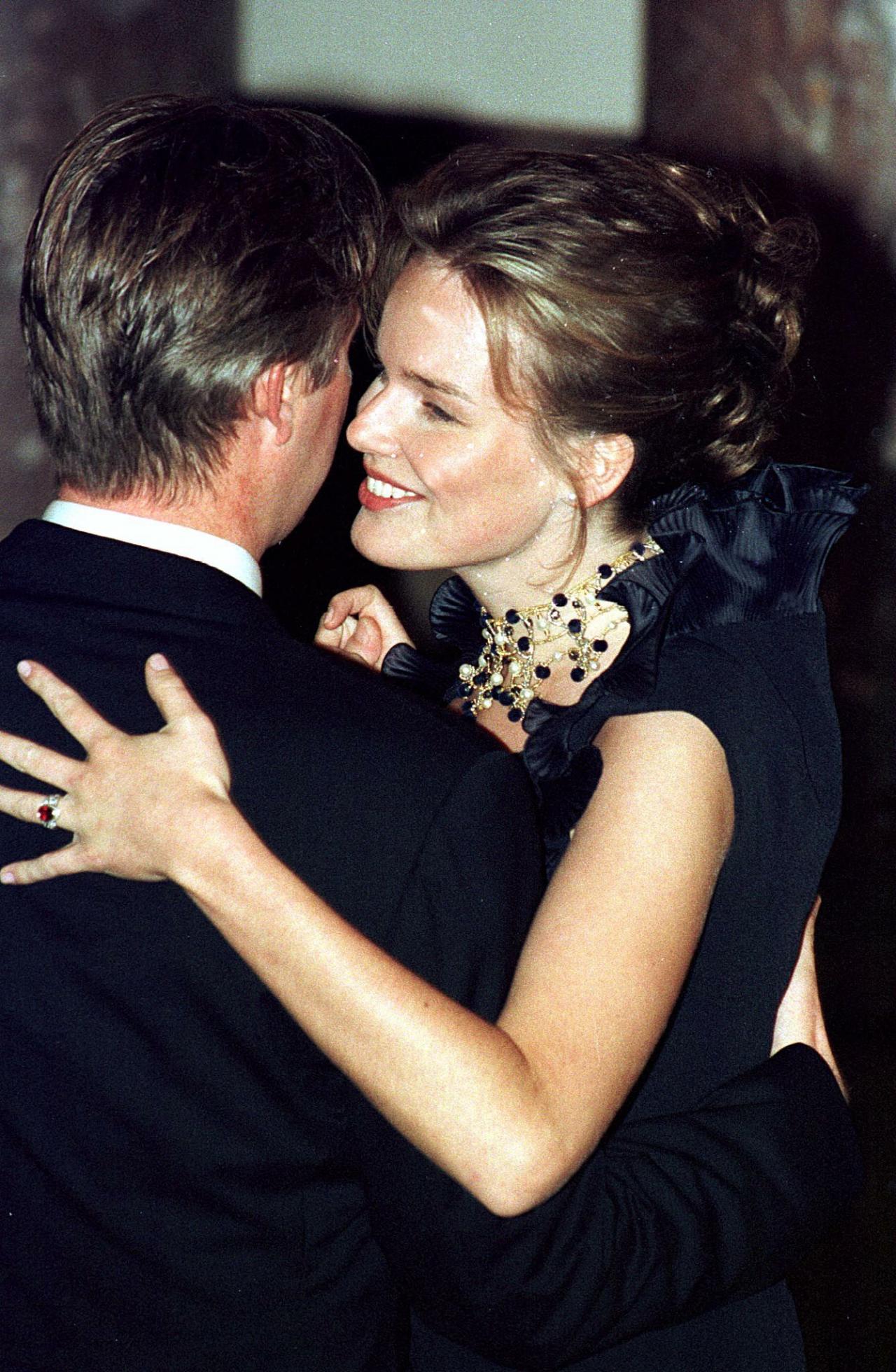Le Prince Philippe de Belgique danse avec sa fiancée Mathilde d'Udekem d'Acoz lors de leur fête de fiançailles au Château royal de Bruxelles.