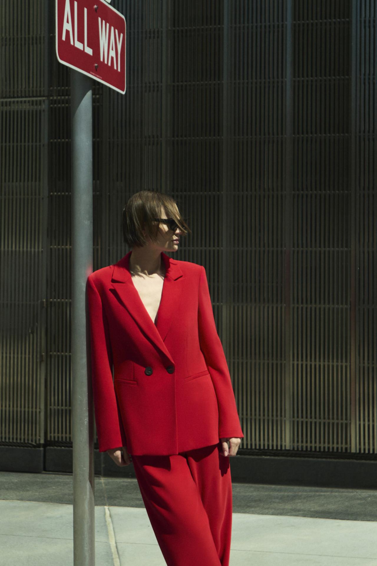 Gespot bij Xandres: monochrome outfits in rood, beige en grijs.