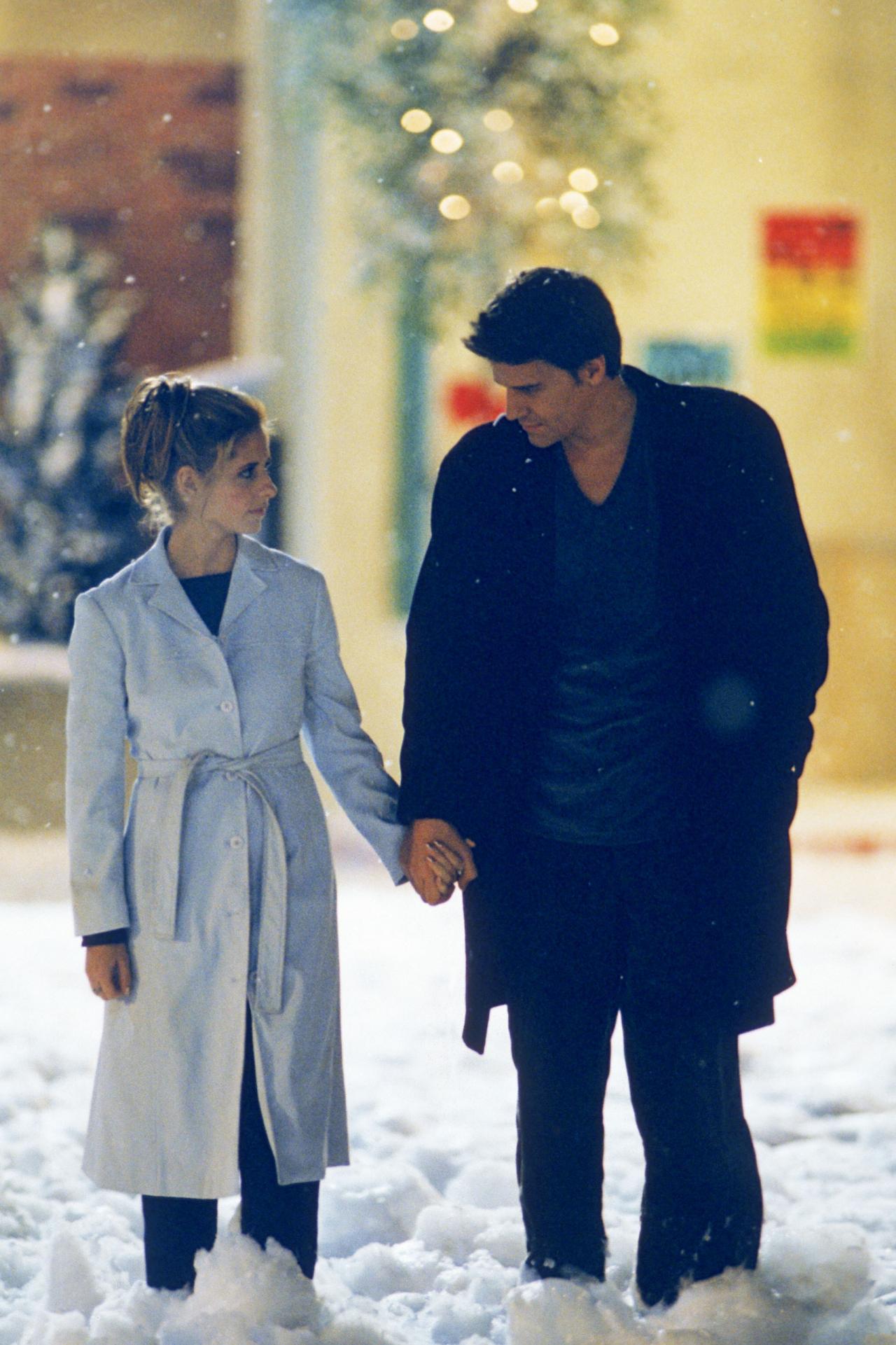 Buffy contre les vampires - Le Soleil de Noël (S03 E10)  Angel et Buffy, un vampire et une humaine, marchant côte à côte dans la lumière du jour, le long d’une rue couverte d’un épais duvet de neige. Un authentique miracle de Noël signé Joss Whedon. Au bout d’une nuit d’errance au milieu des fantômes de ses victimes passées, obsédé par d’insurmontable remords, Angel
songe au suicide. Mais Buffy arrive pour le faire changer d’avis. Alors que pointe le jour, d’intenses chutes de neige bloquent les rayons du soleil et tous deux s’offrent une déambulation d’une poésie désarmante, au bout d’un épisode qui réussit à offrir une issue salvatrice aux thèmes christiques du sacrifice et de la culpabilité.