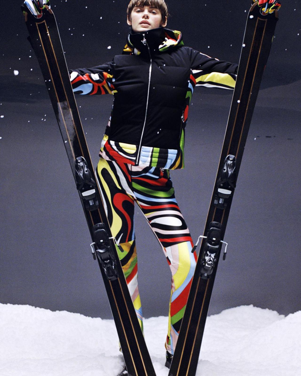Ski-jas (1.490 euro) en bijhorende pantalon (790 euro), van Fusalp in samenwerking met Pucci.