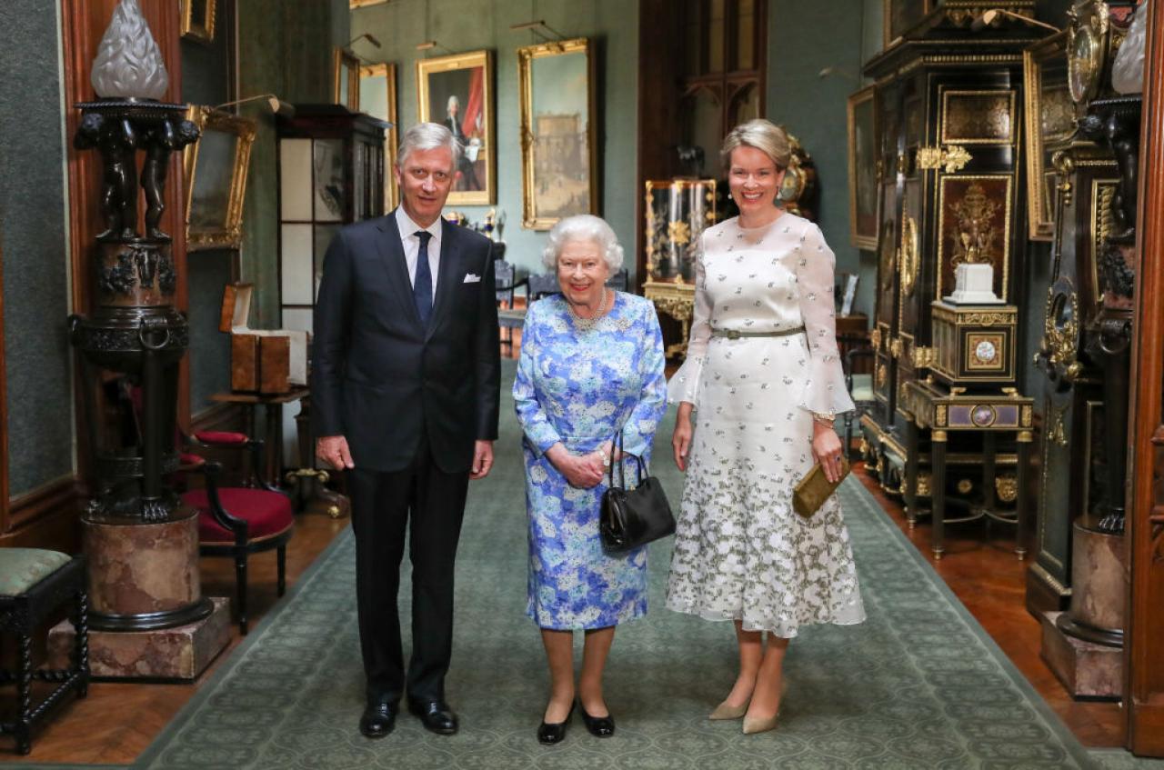 14 juillet 2016.
La reine Elizabeth II pose avec le roi Philippe de Belgique et la reine Mathilde de Belgique dans le Grand Corridor lors de leur audience au château de Windsor en Angleterre.