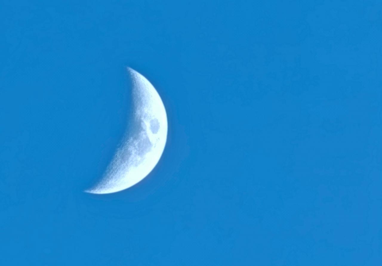 De maan, geschoten vanuit de losse pols met ‘hybride’ zoom (een combinatie van optische en digitale zoom).