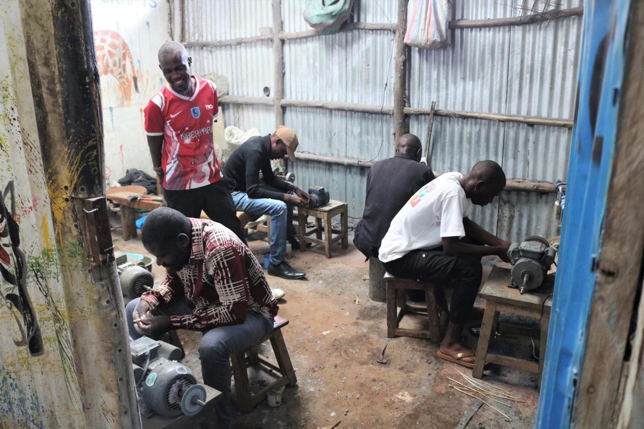 Het atelier van Victorious Bone Crafts in Kibera.