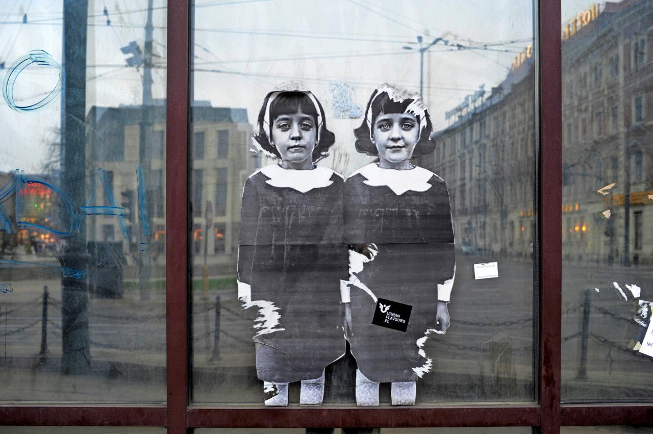 Krakau, 2012. ‘Aan het raam van het station had iemand twee meisjes op een raam geplakt, zonder duiding. Ik kende hen van ergens: het is een beroemd beeld van Diane Arbus. Het straffe is dat haar ouders net op die plek, in dat station, voor de oorlog gevlucht zijn voor de nazi’s.’