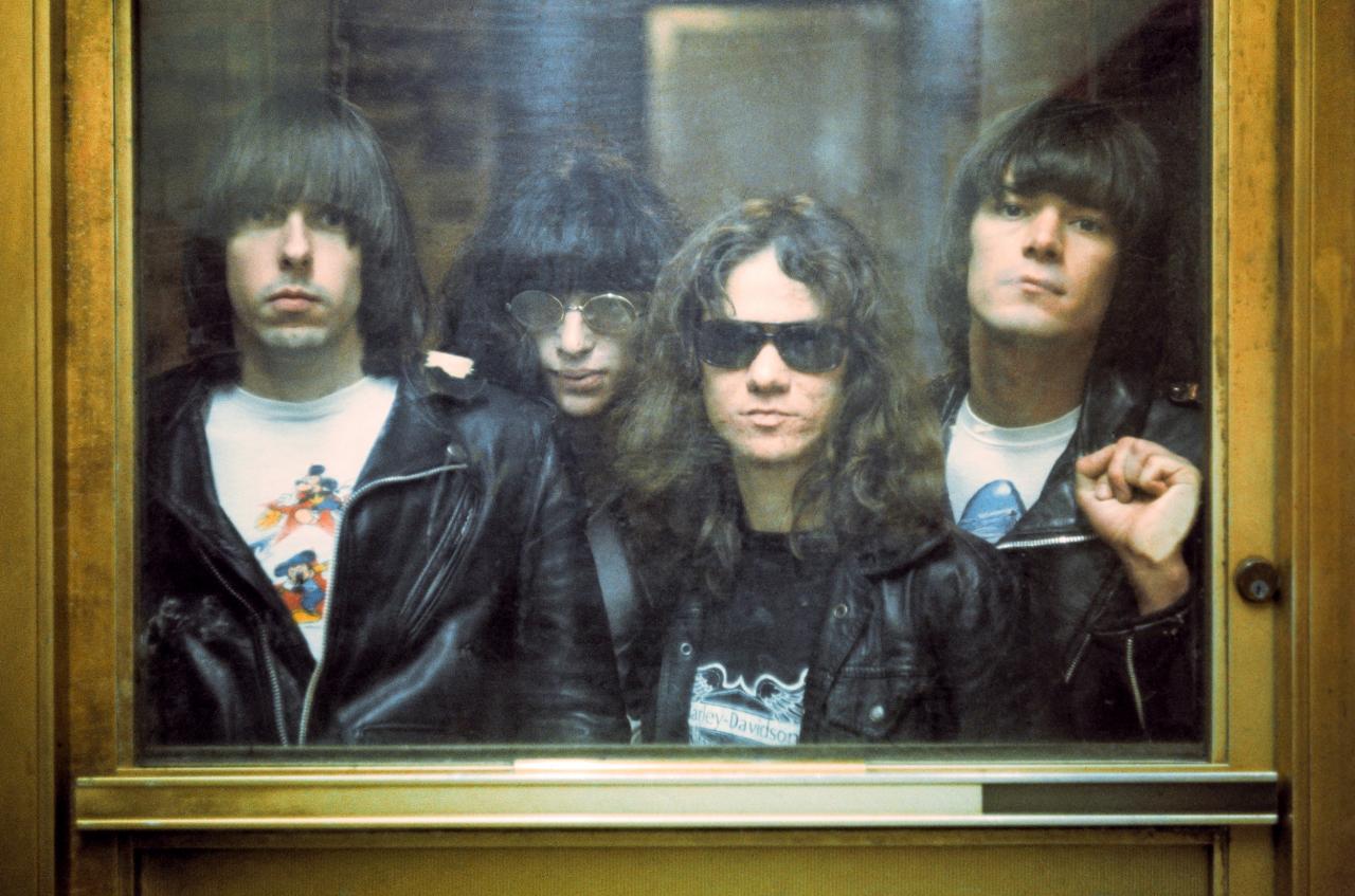 New York, 1976. ‘The Ramones. "Kom," zei ik, "we gaan buiten een paar foto’s nemen." "O nee," zeiden ze, "dat durven we niet. Dat is te gevaarlijk." Tot daar de stoere jongens. Ze zijn intussen ook allemaal dood.’