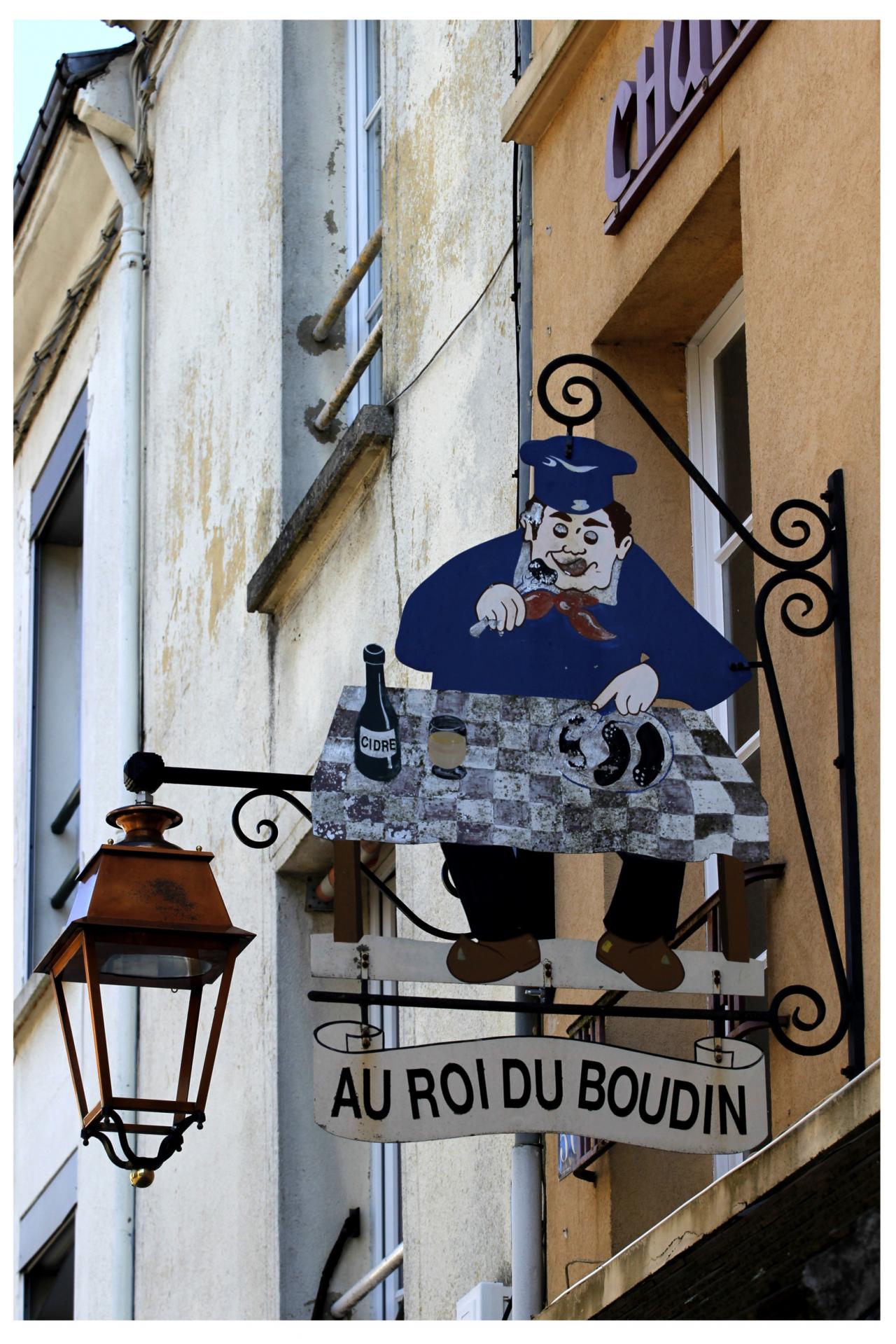 Mortagne est réputé pour son boudin noir.