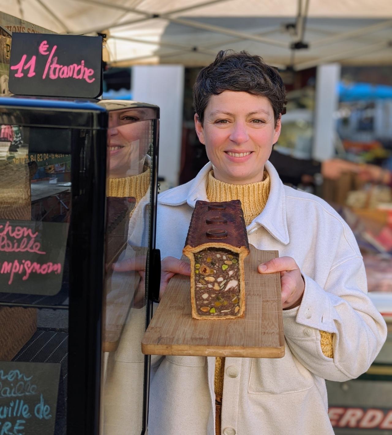 La chef Emeline Aubry décline le boudin noir en pâté en croûte au Marché.