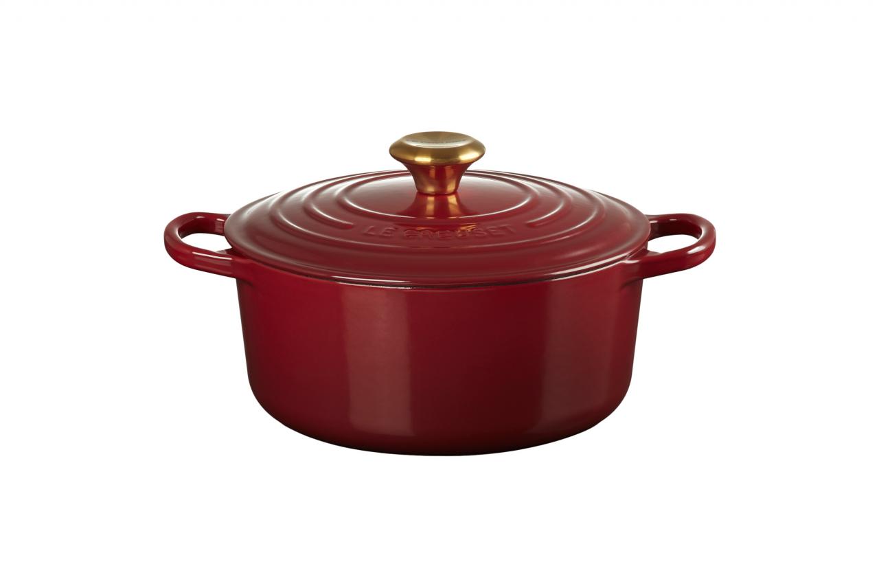 Een nieuwe kleur bij Le Creuset: het dieprode Rhône. Stoofpan in geëmailleerd gietijzer – 315 euro – Le Creuset