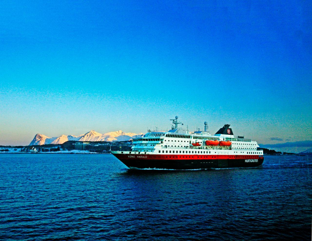 Un des bateaux de la compagnie postale Hürtigruten.