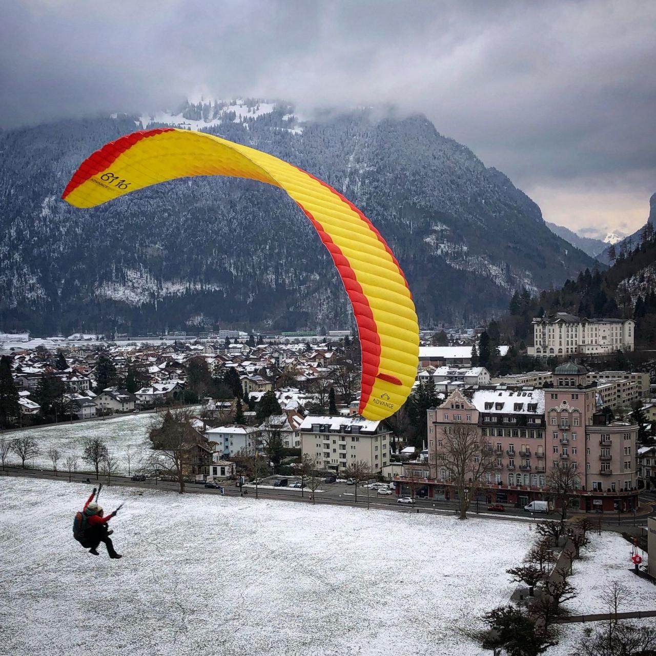 Le paragliding permet de descendre des sommets en se prenant pour un oiseau.