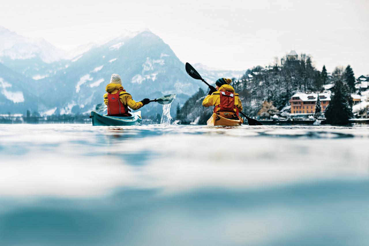 Un moment de pure détente en kayak, sur les eaux cristallines.