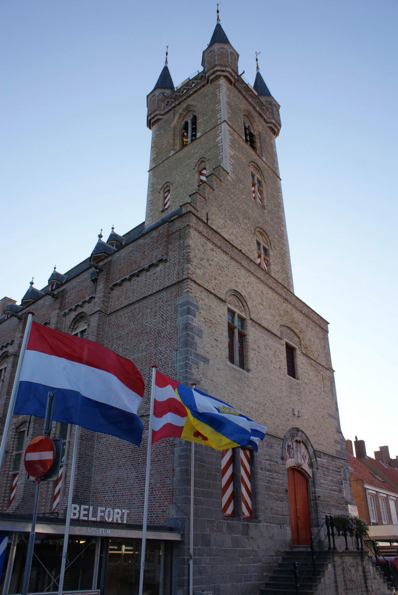 Het Belfort, waar beneden de toeristische dienst is gevestigd.