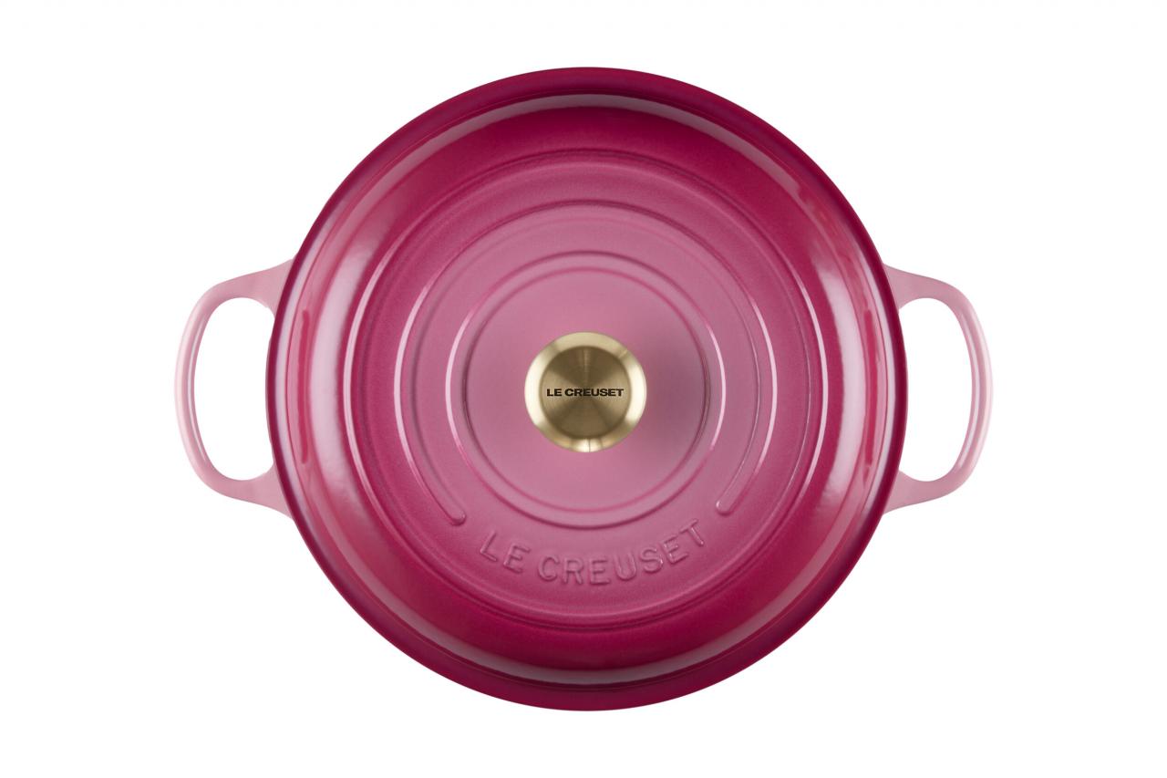 Zo mooi dat hij op je vuur kan blijven staan. Stoofpan in kleur ‘Berry’ - € 425 - Le Creuset.