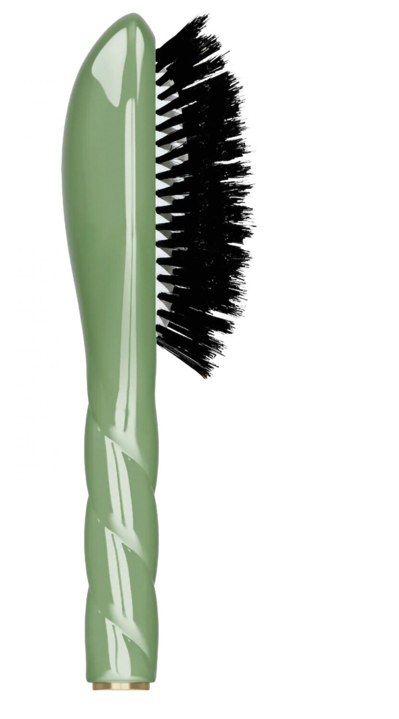 Borstel van natuurlijk everzwijnhaar, verdeelt talg over het volledige haar voor minder vette wortels en gezonder haar - vanaf € 98 - La Bonne Brosse bij Skins.
