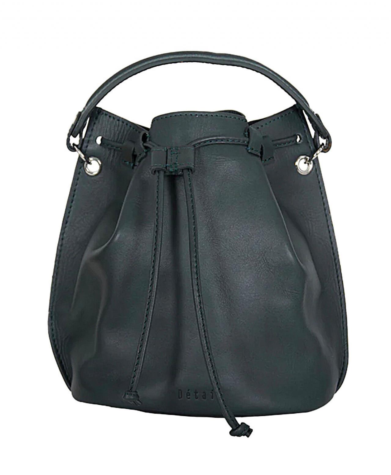 Bucket bag in ‘pine green’ ­gemaakt van ­geüpcycled leer - € 119 - Détail.