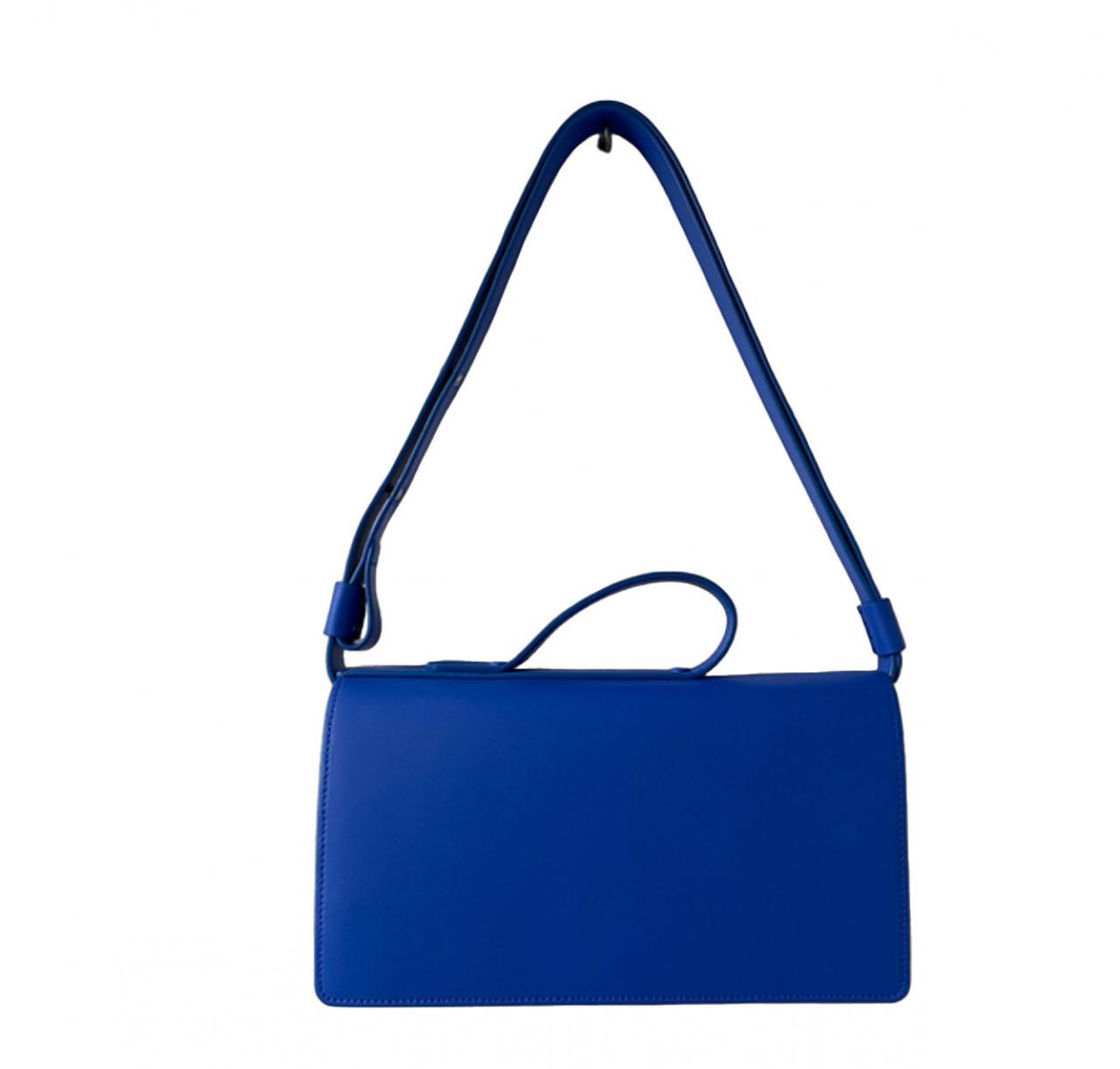 Handgemaakte handtas ‘Cosette’ in kleur ‘cobalt’ uit rundleer - € 460 - Eef Theys.