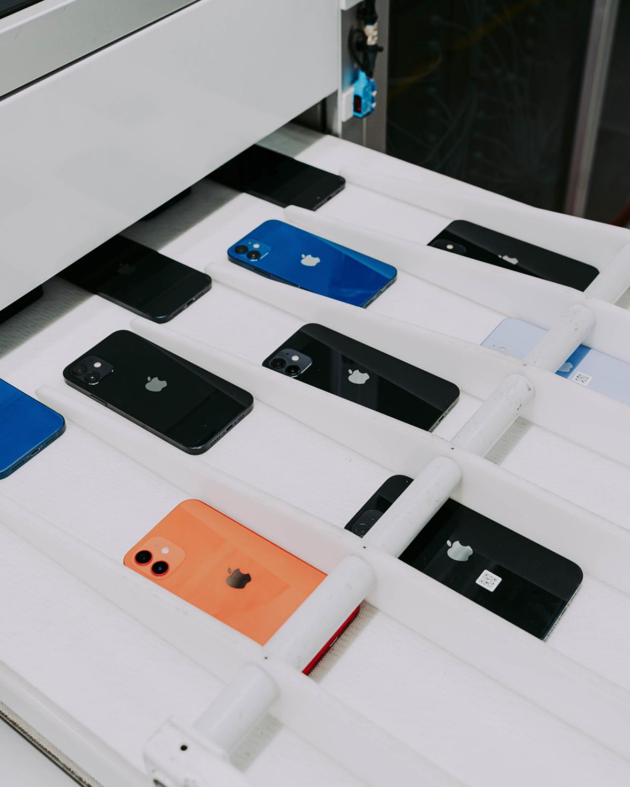 iPhones in allerlei soorten en maten, op weg naar de robotarm waar het refurbish-proces echt begint.