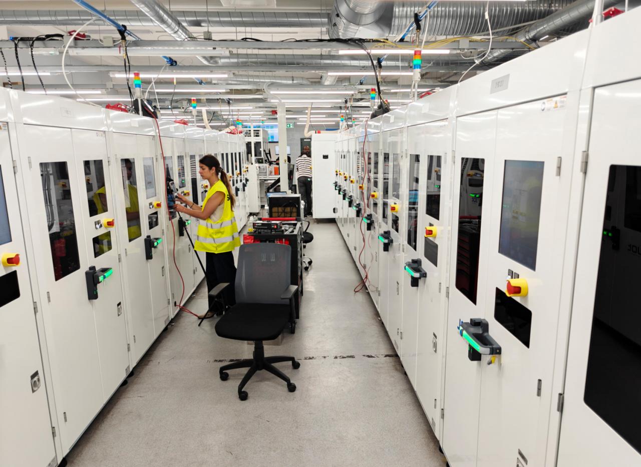 Les iPhones passent automatiquement par plusieurs cabines de diagnostic pendant la phase de test.