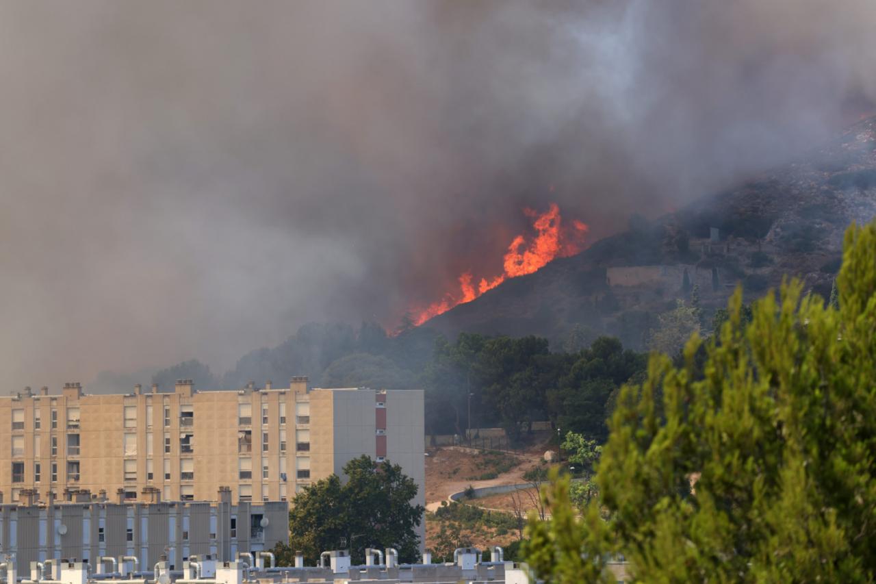 ©PHOTOPQR/LA PROVENCE/LAURENSON Philippe ; Marseille ; 08/07/2025 ; Un incendie s’est déclaré dans la matinée sur la commune des Pennes-Mirabeau, au nord de Marseille.

Içi, aux alentours de la cité de la Castellane à Marseille