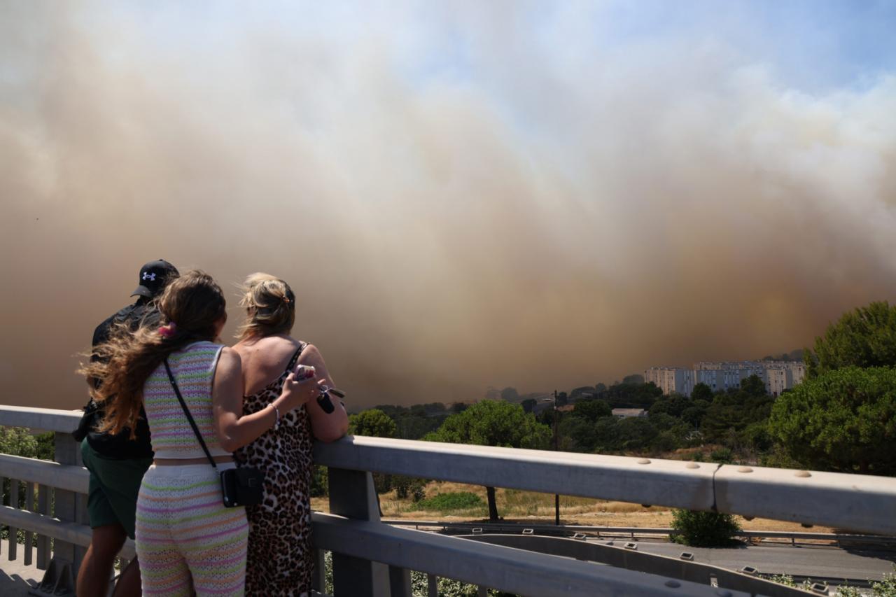 ©PHOTOPQR/LA PROVENCE/LAURENSON Philippe ; Marseille ; 08/07/2025 ; Un incendie s’est déclaré dans la matinée sur la commune des Pennes-Mirabeau, au nord de Marseille.

Içi, aux alentours de la cité de la Castellane à Marseille