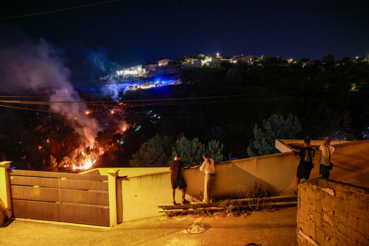 ©PHOTOPQR/LA PROVENCE/Gilles Bader ; Marseille ; 07/07/2025 ; feu dans les quartiers nords dans la nuit de mardi a mercredi des reprises de feu vers le quartier de Verduron a Marseille