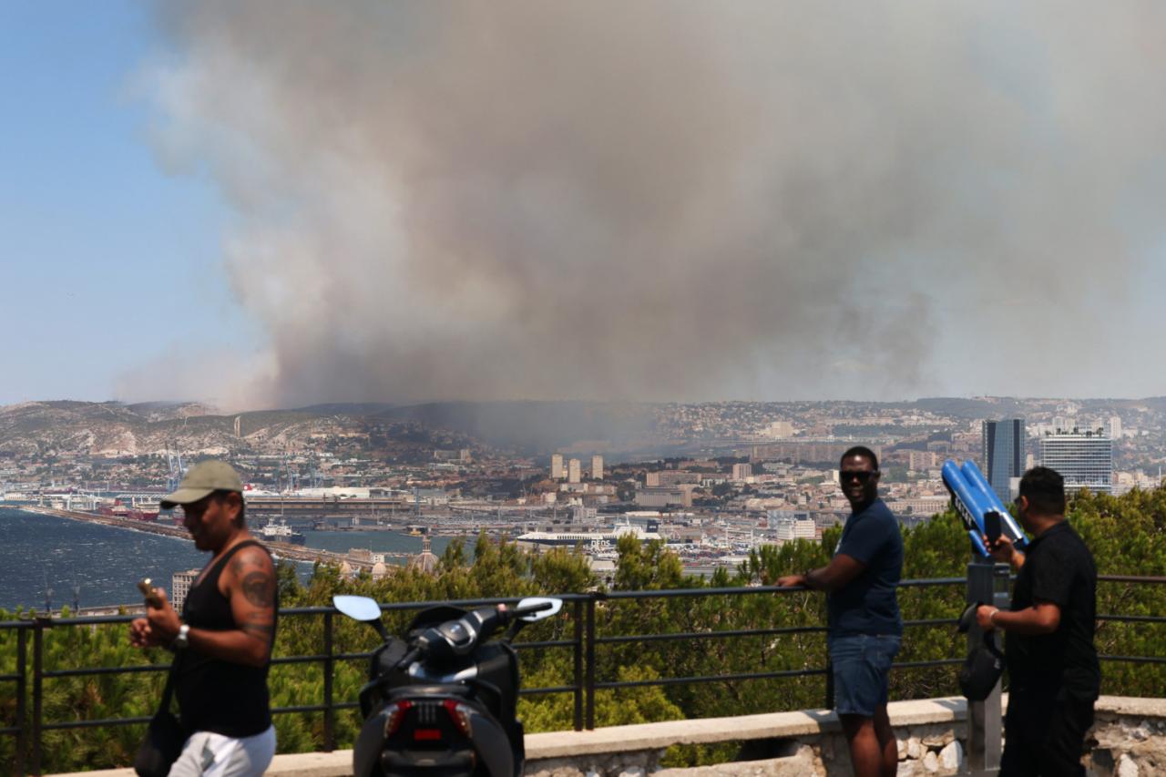 ©PHOTOPQR/LA PROVENCE/VALLAURI Nicolas ; Marseille ; 08/07/2025 ; Un incendie s’est déclaré dans la matinée sur la commune des Pennes-Mirabeau, au nord de Marseille.

Içi, le panache de fumée est visible depuis Notre dame de la Garde
