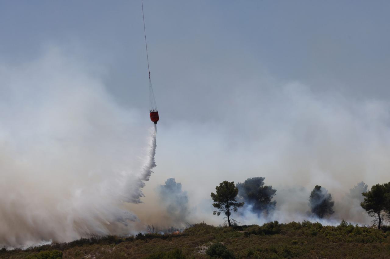 ©PHOTOPQR/LA PROVENCE/LAURENSON Philippe ; Marseille ; 08/07/2025 ; Un incendie s’est déclaré dans la matinée sur la commune des Pennes-Mirabeau, au nord de Marseille.